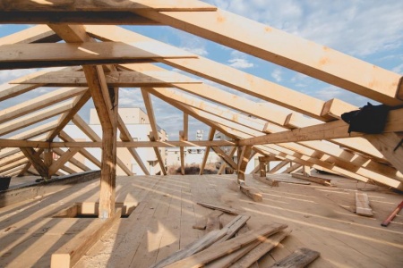 Rénovation de charpente, quand et comment intervenir efficacement